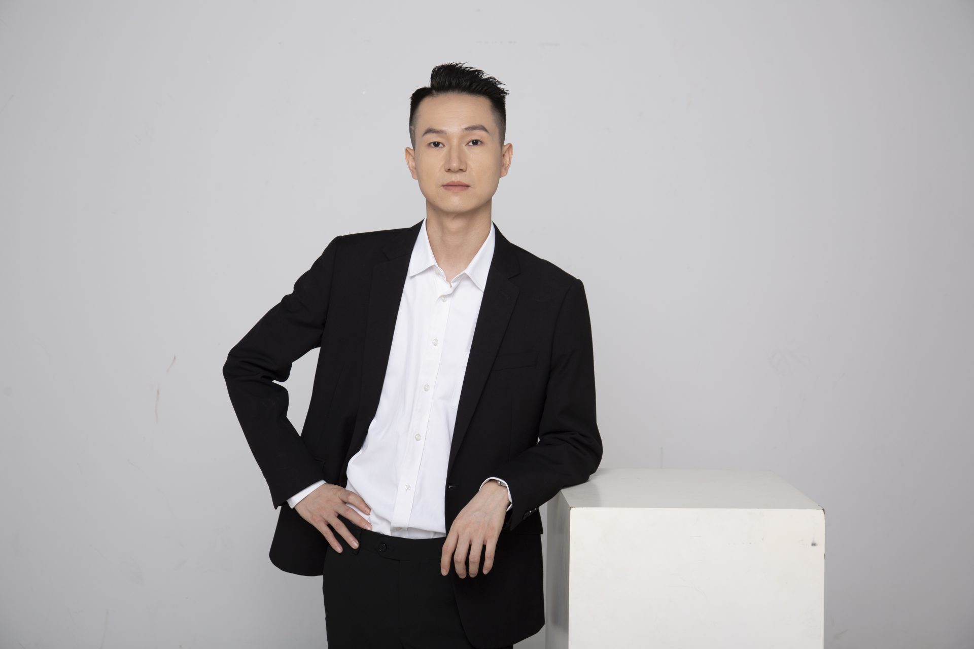 刚总家具形象照