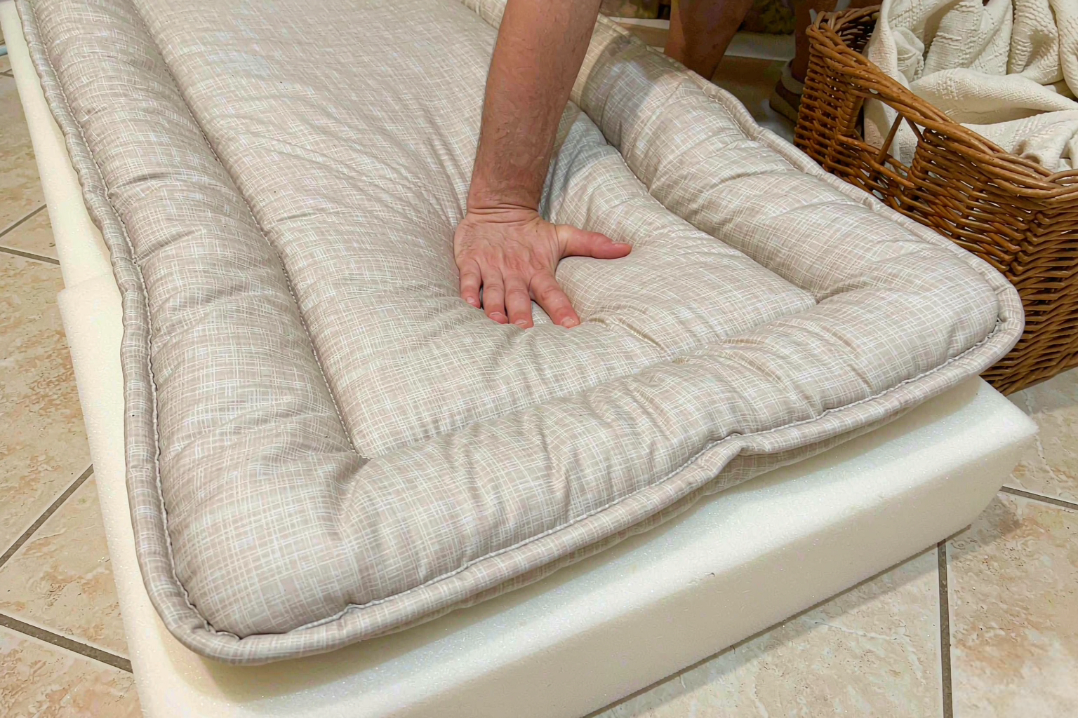 家长用手掌按压儿童床垫中部测试软硬度