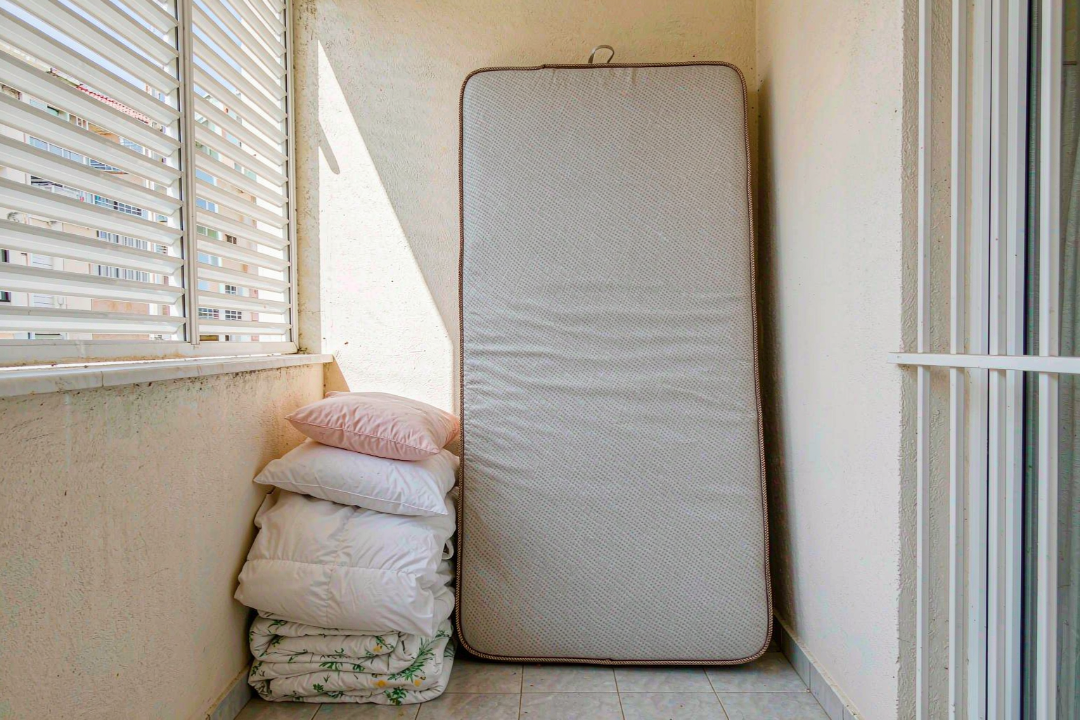 床垫立起通风晾晒除湿实拍