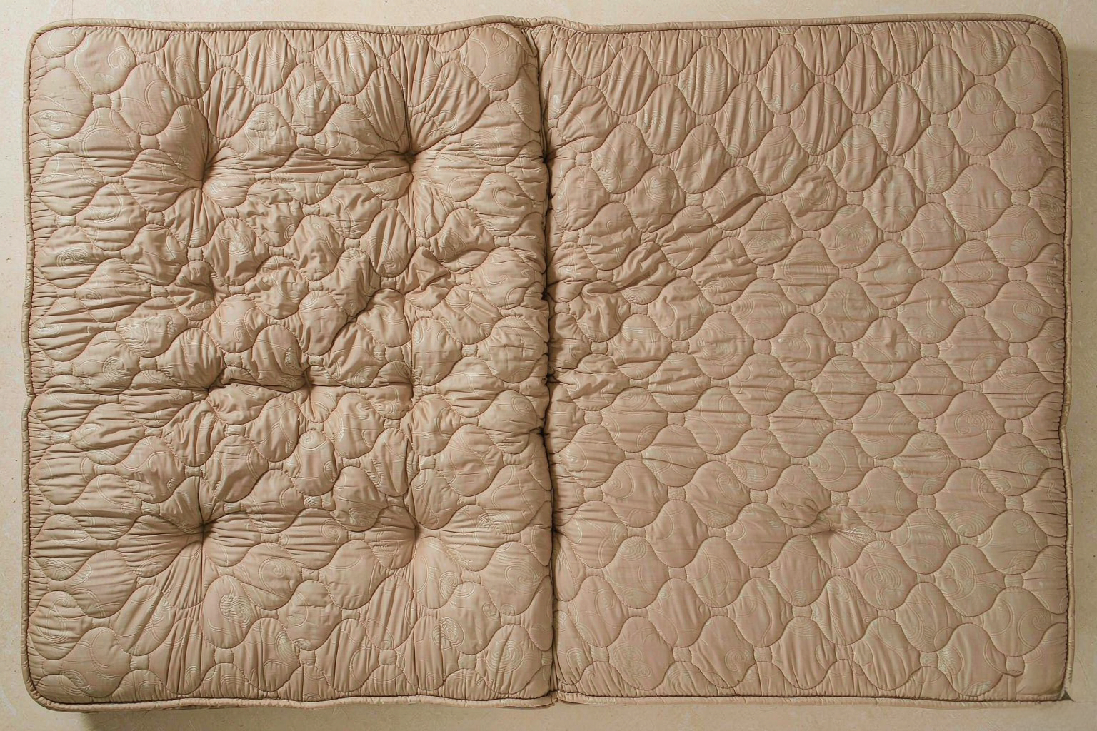 俯拍双人床垫两侧压缩差异对比实拍