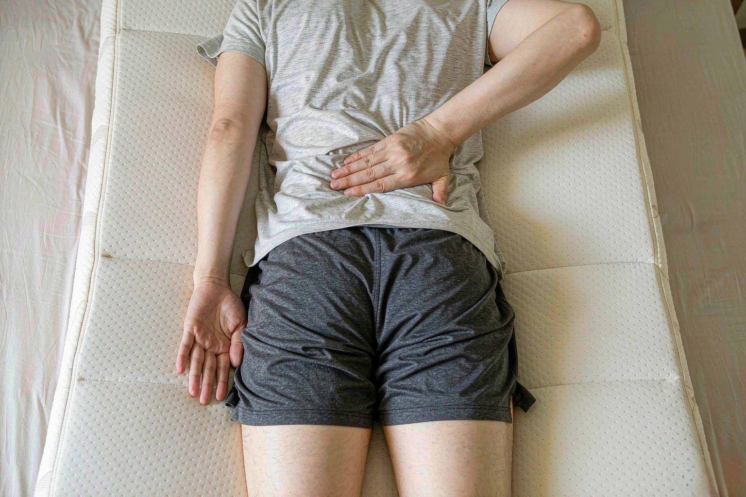 手掌测试腰部贴合缝隙